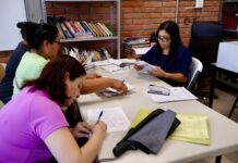 Inician entrega de vales para zapatos y uniformes en comunidades de Delicias