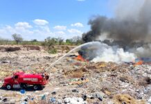 Sofoca Bomberos incendio en basurero clandestino con apoyo de cisterna y maquinaria pesada