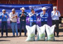 Entrega Fito Gardea fertilizante para productores de Saucillo.