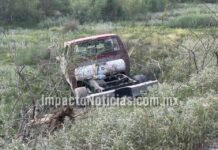 Conductor en estado de ebriedad sufre salida de camino en Camargo