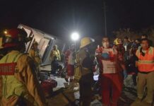 Choque entre auto y autobús deja 3 muertos y 17 heridos en Los Cabos