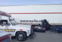 Muere conductor al quedar su auto bajo un tráiler en Juárez
