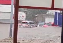 Cámaras captan cómo corriente arrastró camioneta Tornado y Versa en Chihuahua capital
