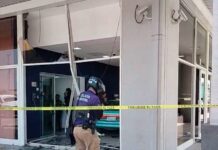 Adulto mayor choca y se mete con todo y auto a sucursal BBVA en Delicias