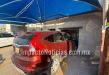 Confunde freno con acelerador y se mete a vivienda