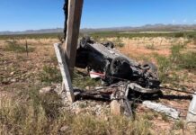Vuelca Honda Civic en carretera a Delicias tras chocar con poste de la CFE; conductor huye