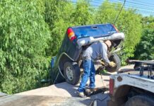 Termina camioneta dentro de canal tras perder el control en Chihuahua capital