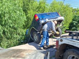 Termina camioneta dentro de canal tras perder el control en Chihuahua capital