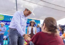 Entrega alcalde Marco Bonilla alimento para ganado, laptops y obras en El Charco