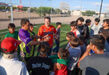 Ya disfrutan jóvenes de Laderas del Norte nueva cancha de fútbol con pasto sintético: Jesús Valenciano