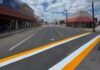 Aplican pintura vial en calles recién pavimentadas del Centro de Delicias