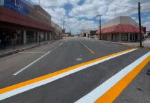 Aplican pintura vial en calles recién pavimentadas del Centro de Delicias