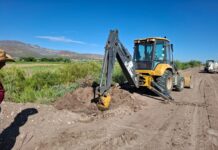 Rehabilitan en Meoqui camino a Buenavista para beneficio de las familias y el sector agrícola