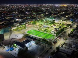 Mejora Jesús Valenciano la Macroplaza con nueva cancha de pasto sintético