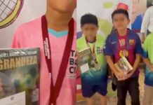 Dan libros de AMLO como premio a niños en torneo de fútbol en Tabasco