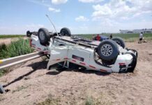 Fuerte accidente múltiple deja solo daños materiales en carretera Delicias–Naica