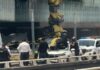 Muere mujer al caerle espectacular de plaza comercial