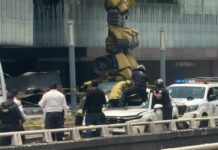Muere mujer al caerle espectacular de plaza comercial