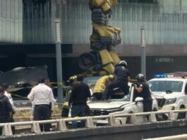 Muere mujer al caerle espectacular de plaza comercial