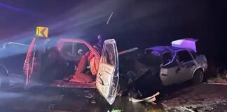 Tres muertos en choque frontal en carretera de Cusihuiriachi; entre ellos mujer embarazada y niña