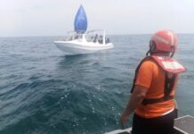 Rescatan a 16 cubanos frente a costas de Yucatán