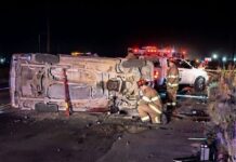 Muere mujer de 60 años y hombre resulta herido tras volcadura en carretera federal 45 en Meoqui