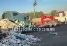 Choque entre dos tráileres deja daños materiales y caos vial en la carretera federal