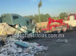 Choque entre dos tráileres deja daños materiales y caos vial en la carretera federal