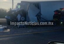 Muere conductor de tráiler tras impactarse contra poste en carretera Camargo-Delicias