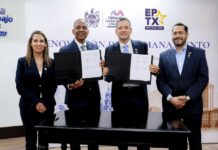 Firman Marco Bonilla y Renard Johnson convenio de hermanamiento entre Chihuahua y El Paso