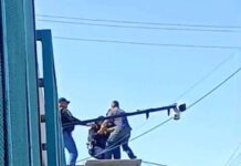 Rescata Policía Montada a hombre que amenazaba con arrojarse de azotea