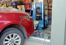 Se le va el freno y termina dentro de un Oxxo en Delicias