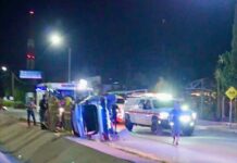 Aparatoso choque termina en volcadura y deja mujer atrapada