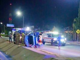 Aparatoso choque termina en volcadura y deja mujer atrapada