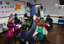 Dinamarca quiere prohibir los celulares en las escuelas tras resultados de prueba PISA