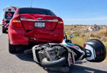 Termina motociclista grave tras incrustarse contra auto en Delicias