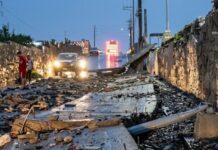 Cae barda y bloquea calle por salida a Cuauhtémoc tras lluvias
