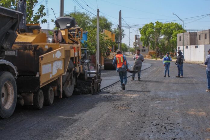 Mantiene Gobierno Municipal trabajos simultáneos de pavimentación en Delicias