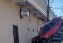 Adulto mayor provoca carambola de 4 vehículos frente a Plaza Bella en Delicias