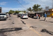 Continúan labores de bacheo en la cabecera municipal de Saucillo tras las recientes lluvias