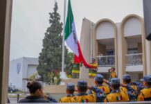 Encabeza Jesús Valenciano izamiento de bandera por el 60 aniversario del Plan DN-III-E