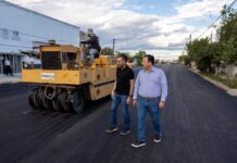 Supervisa Jesús Valenciano trabajos de pavimentación y rehabilitación en la calle Octava de Delicias