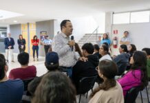 Valenciano llama a jóvenes de la UTCAM Meoqui a mejorar su comunidad con su talento e ideas