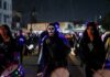 La lluvia no apagó la alegría del desfile “Viven por Siempre”; participantes mantuvieron el ánimo hasta su suspensión
