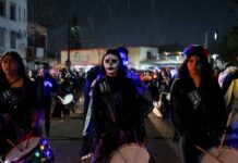 La lluvia no apagó la alegría del desfile “Viven por Siempre”; participantes mantuvieron el ánimo hasta su suspensión