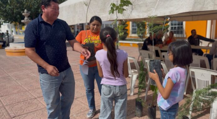 Gobierno Municipal de Saucillo promueve el cuidado del medio ambiente con entrega de árboles.