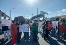 Trabajadores del IMSS protestan en Delicias por aumento del 2.9%; bloquean calle Séptima