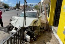 BMW a exceso de velocidad choca de frente y derriba poste en Chihuahua