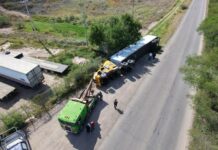 Pierde chofer control y vuelca tráiler en Chihuahua