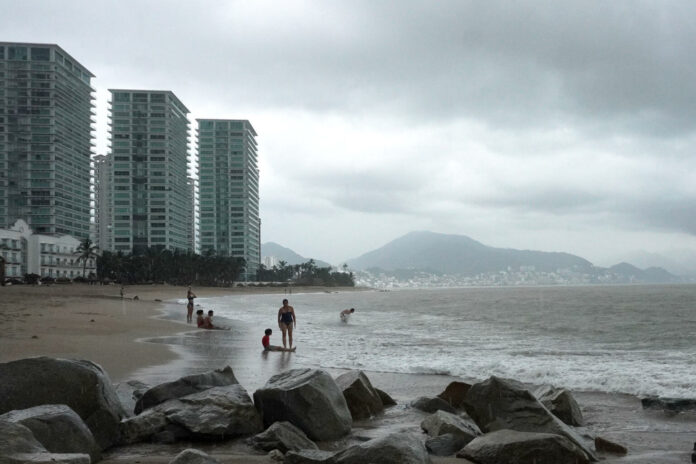 El huracán Trudy se degrada a tormenta tropical y se aleja de México,pero mantiene lluvias